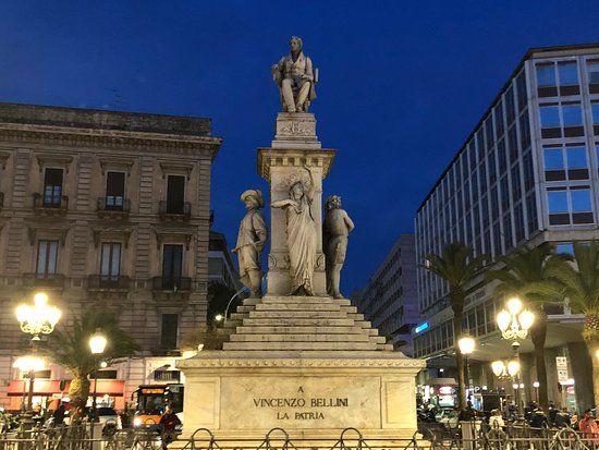 il Monumento a Vincenzo Bellini
