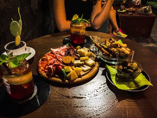 Macondo Wine & Book