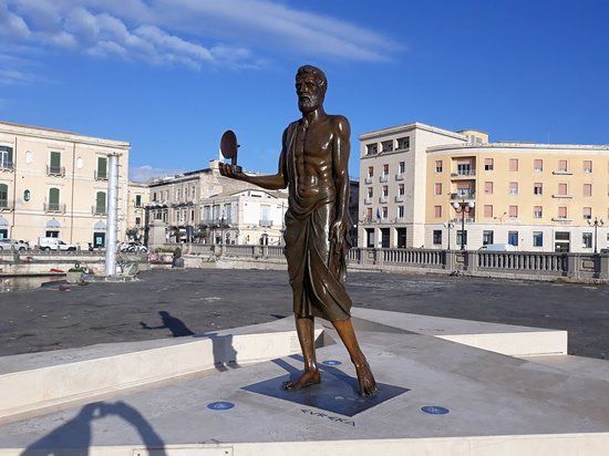 Archimedes Statue