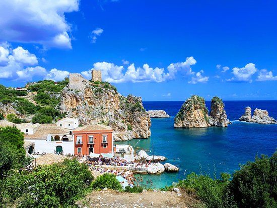 la plage de Faraglioni